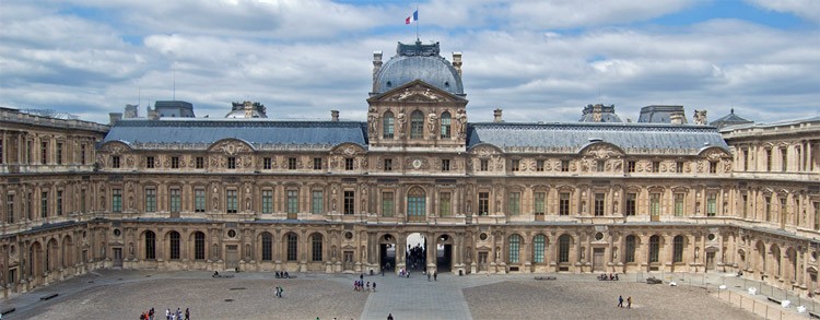 Một  sự thật khó tin là Bảo tàng Louvre nổi tiếng thế giới từng được đặt tên theo nhà cầm quân vĩ đại Napoleon.